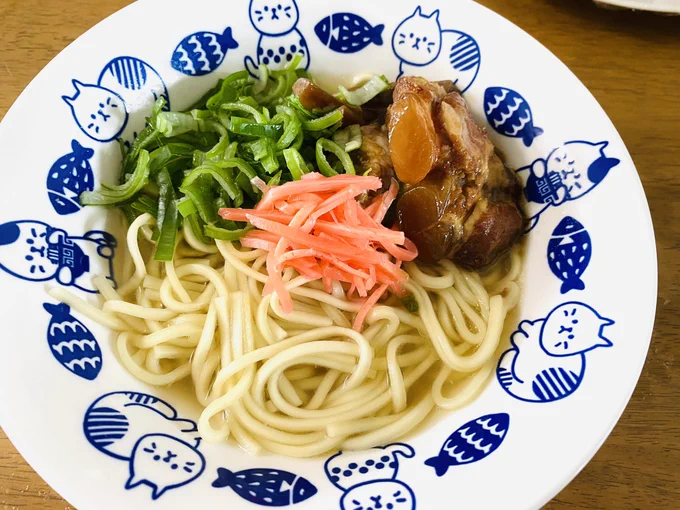 今日はソーキそば。俺この麺好き 