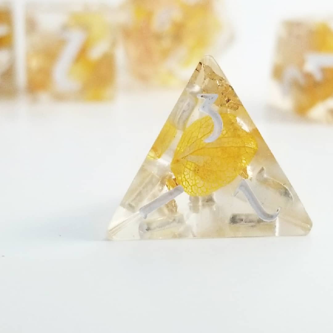 GeekMeUp_Scotty's tweet photo. Delilah, translucent dice filled with tiny flowers and gold flakes.  

Part of today's update. 

#handmadedice #resindice #dice #dnd #dungeonsanddragons #diceaddict #dicegoblin https://t.co/1osbykcntk