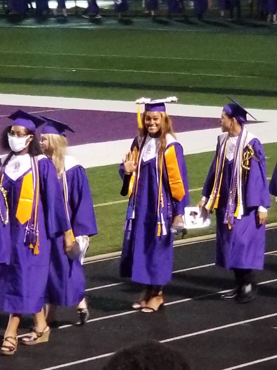 DMills01's tweet photo. Rain couldn't stop this graduation!!! After a 2 hour delay, we have begun🎓🎉 #classof2021 @aremills5 @HiramHighHornet #ourscholar #ourfirstborn https://t.co/dUqWQkxPR9
