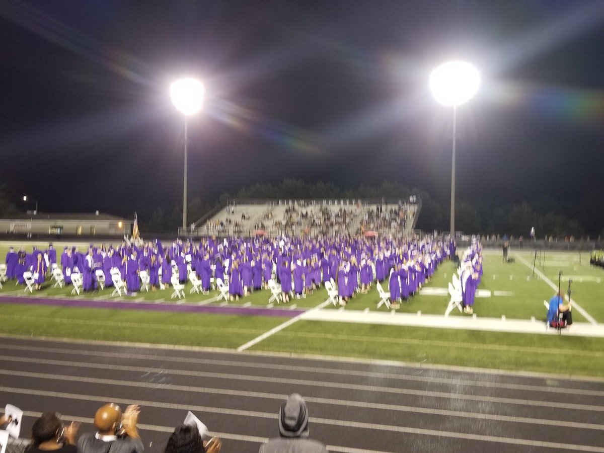 DMills01's tweet photo. Rain couldn't stop this graduation!!! After a 2 hour delay, we have begun🎓🎉 #classof2021 @aremills5 @HiramHighHornet #ourscholar #ourfirstborn https://t.co/dUqWQkxPR9