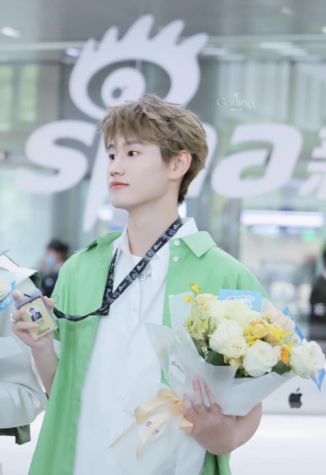 lynseytr7's tweet photo. Mỗi ngày một chú vịt, chú vịt nay hơi “xanh” một tí nhưng được cái rất tươi mới và trẻ trung. Ngày nào cũng vui vẻ như hôm livestream này nhá anh bé #StandwithAK https://t.co/4Q01v8Tmwq