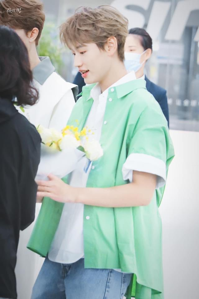 lynseytr7's tweet photo. Mỗi ngày một chú vịt, chú vịt nay hơi “xanh” một tí nhưng được cái rất tươi mới và trẻ trung. Ngày nào cũng vui vẻ như hôm livestream này nhá anh bé #StandwithAK https://t.co/4Q01v8Tmwq