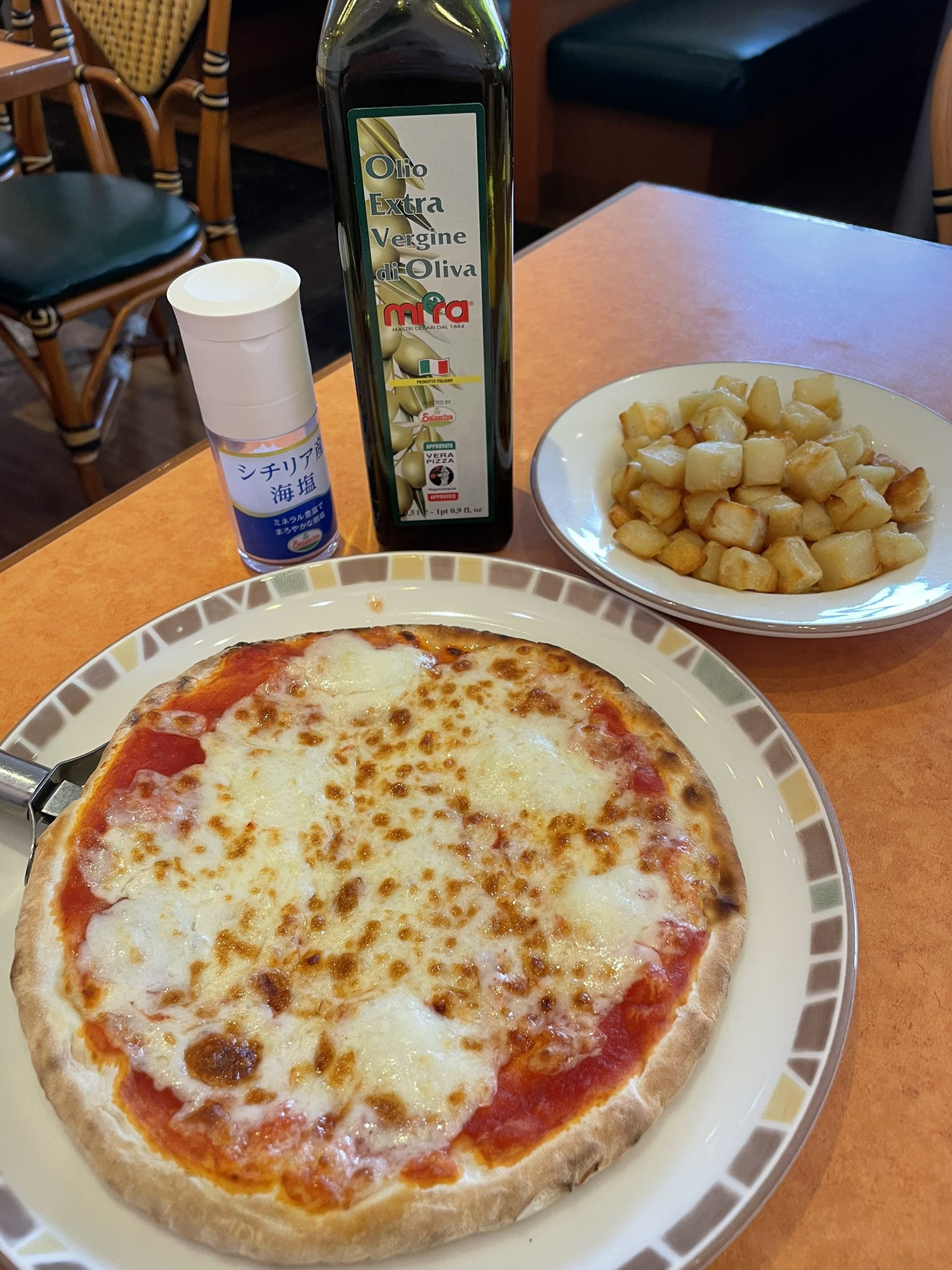 マッシ 日伊逐次通訳者 サイゼリヤの美味しい食べ方 その4 ピッツァマルゲリータの半分の面にカリッとポテトを乗せて 軽く塩とオリーブオイルをかける ピッツァを半分に折り畳みカルツォーネの出来上がり 半分に切って手で持って食べるのが