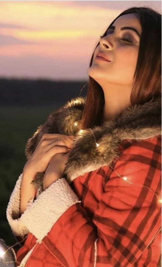 ✍🏻लोग अफसोस से कहते हैं कि कोई किसी का नहीं
                 👉*और*
खुद से पूछना भूल जाते हैं कि हम किसके हैं....🤷‍♂️
                   
                 💞 शुभप्रभात⚘

#ShehnaazGill 🥰