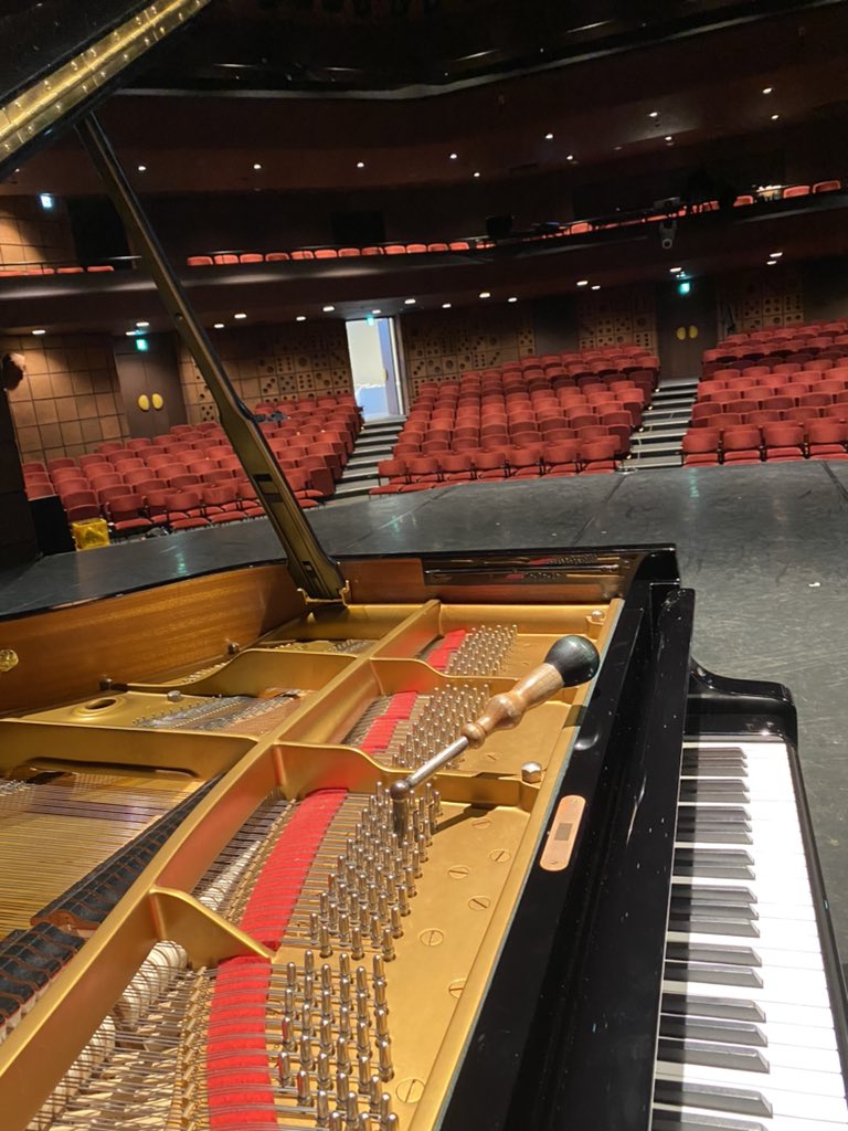 今日は朝から草月ホール、詩劇のピアノ調律です。メインはスタインウェイD型ですがここにはベーゼンドルファーブリッセルモデルとアントニン・レーモンドモデルの量販型でないオリジナルヴァージョンがあります。ピアノはどれも余り使われていませんが歴史的価値の高い草月ホールです。