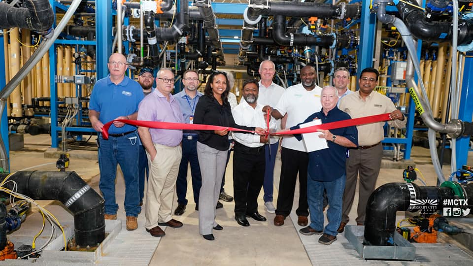 MissouriCityTX's tweet photo. #MCTXStrong 💙 Check out your #ShowMeCity Council, stakeholders and staff celebrating a 20-million-gallon milestone at the Phase 2 Expansion ribbon-cutting ceremony at our award-winning Regional Surface Water Treatment Plant!💧🚰 https://t.co/COrR5C481u