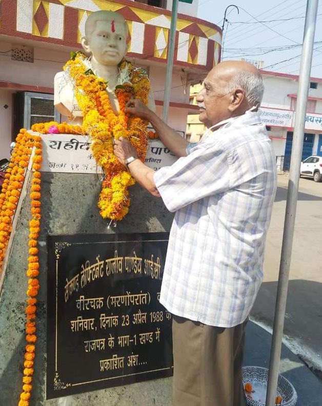 priority_n's tweet photo. It's difficult to be Immortal but it's more difficult to be the Parents of Immortal.

Homage to 
2/LIEUTENANT RAJIV PANDEY
VrC
&amp;
THE "SHAKTISHALI" ELEVEN 
of  8 JAK LI

on their Balidan for the Motherland.

#KnowYourHeroes https://t.co/Am293z440p