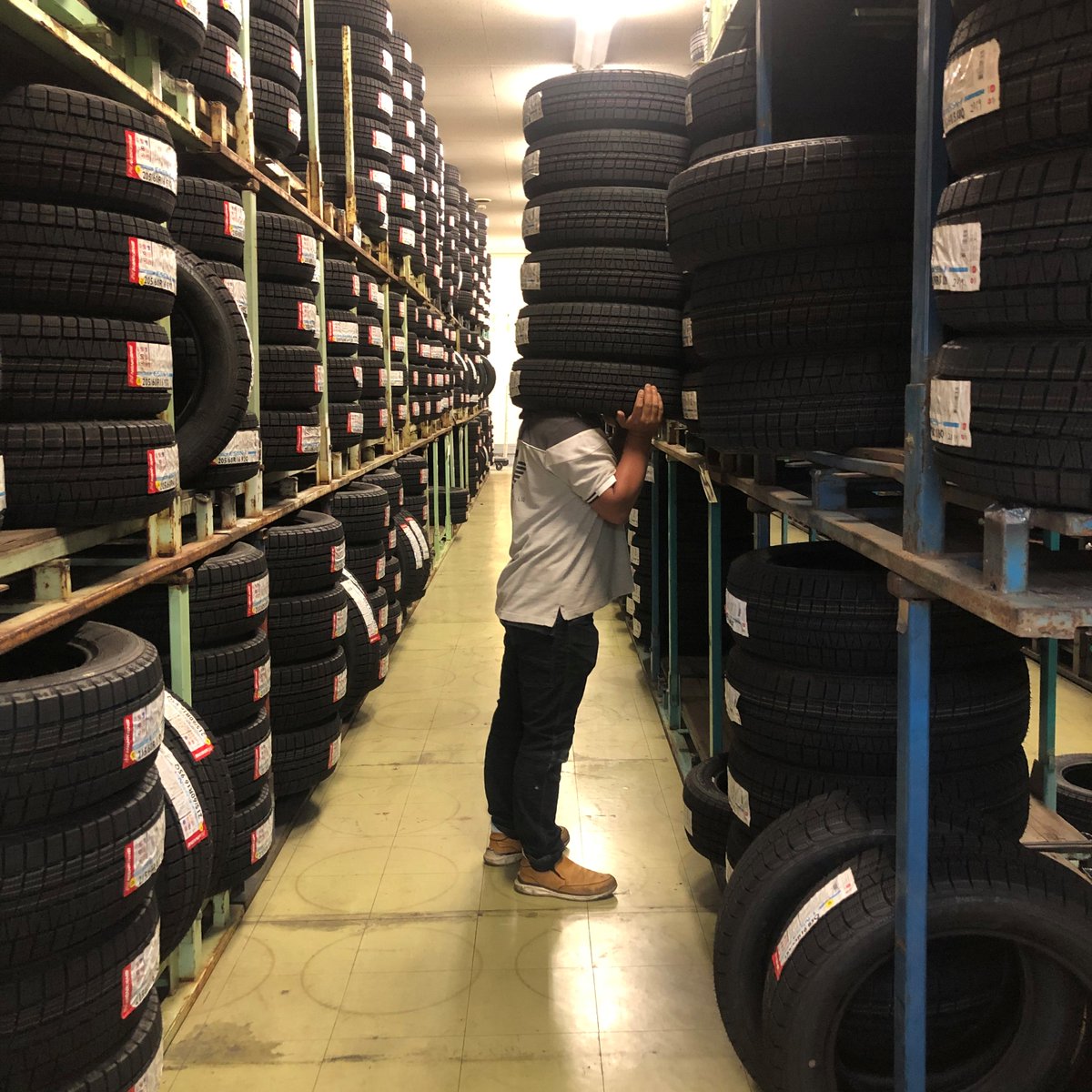 タイヤショップ ツーエル 神辺店です いち早くスタッドレスタイヤを入荷 入荷準備の為タイヤ移動 力持ちすぎる 笑 皆様もお早目のスタッドレスタイヤのご準備おすすめします 夏タイヤも在庫十分ございます 本日も営業中 福山市 タイヤ タイヤショップ ツーエル 神辺店です いち早くスタッドレスタイヤを入荷 入荷準備の為タイヤ移動 力持ちすぎる 笑 皆様もお早目のスタッドレスタイヤのご準備おすすめします 夏タイヤも在庫十分ございます 本日も営業中 福山市 タイヤ