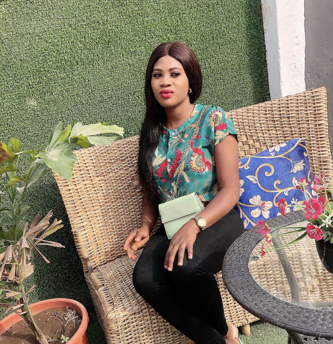 Dadeola4's tweet photo. It’s the Red lipstick 💄 for me 😁😋😋 https://t.co/EczSK3hqhb