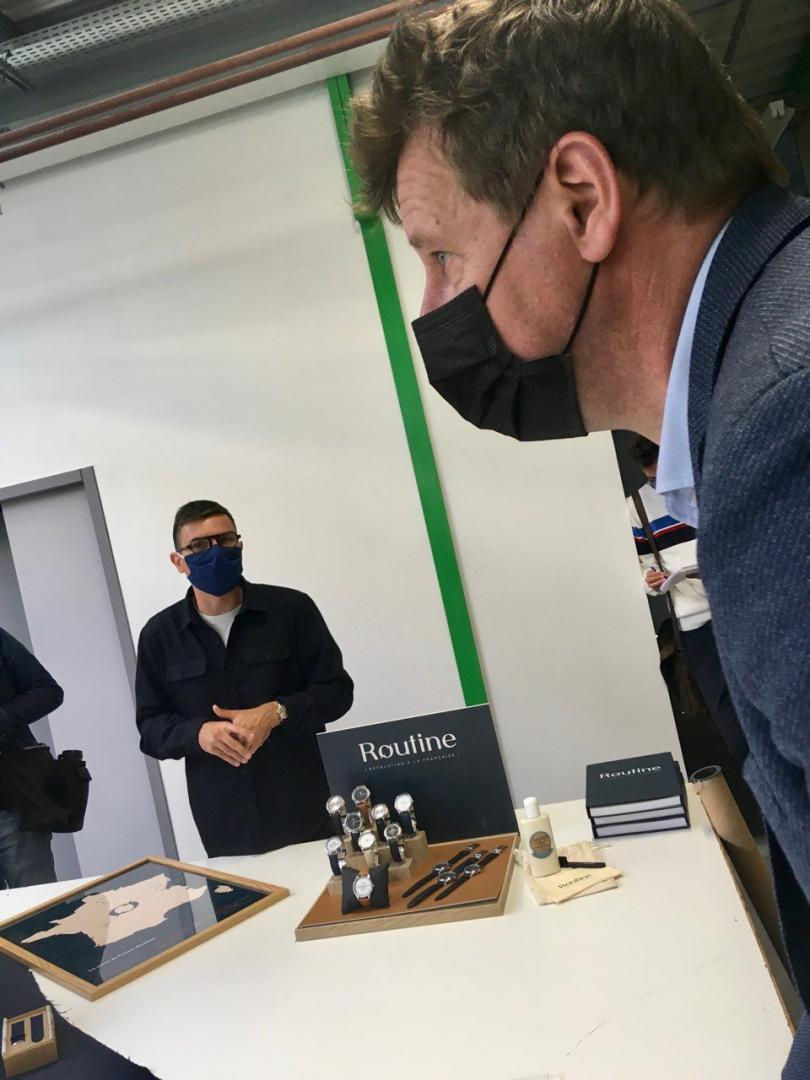 AnnaMAILLARD1's tweet image. Journée🤩 autour des ⌚ @MontresRoutine. Des Savoir-faire🇨🇵 à ne plus laisser mourir &amp;amp; nouveaux matériaux ✨
Merci @FlorianCHSN ➕ Sibra Manufacture➕ @ENSMMOfficiel pour l&apos;accueil.
Avec @yjadot ➕ @Anne_Vignot soutiens à @ModdeStephanie &amp;amp; @moddeecologiste  ✊✌️
#regionales2021