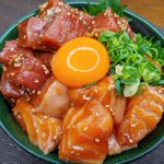 ちょっとした贅沢気分を味わいたいときに是非!サーモンとマグロの漬け丼レシピ!