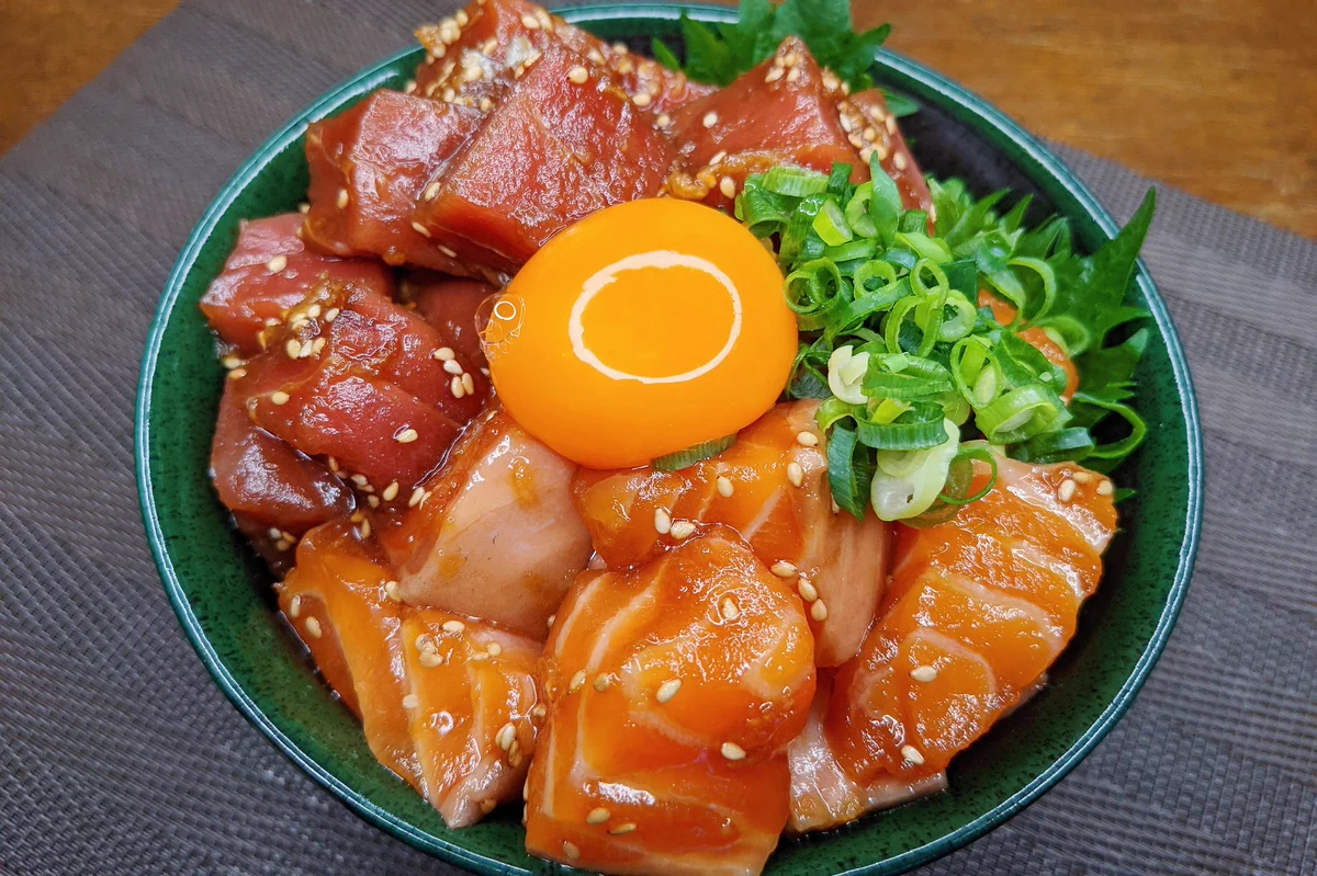 ちょっとした贅沢気分を味わいたいときに是非！サーモンとマグロの漬け丼レシピ！