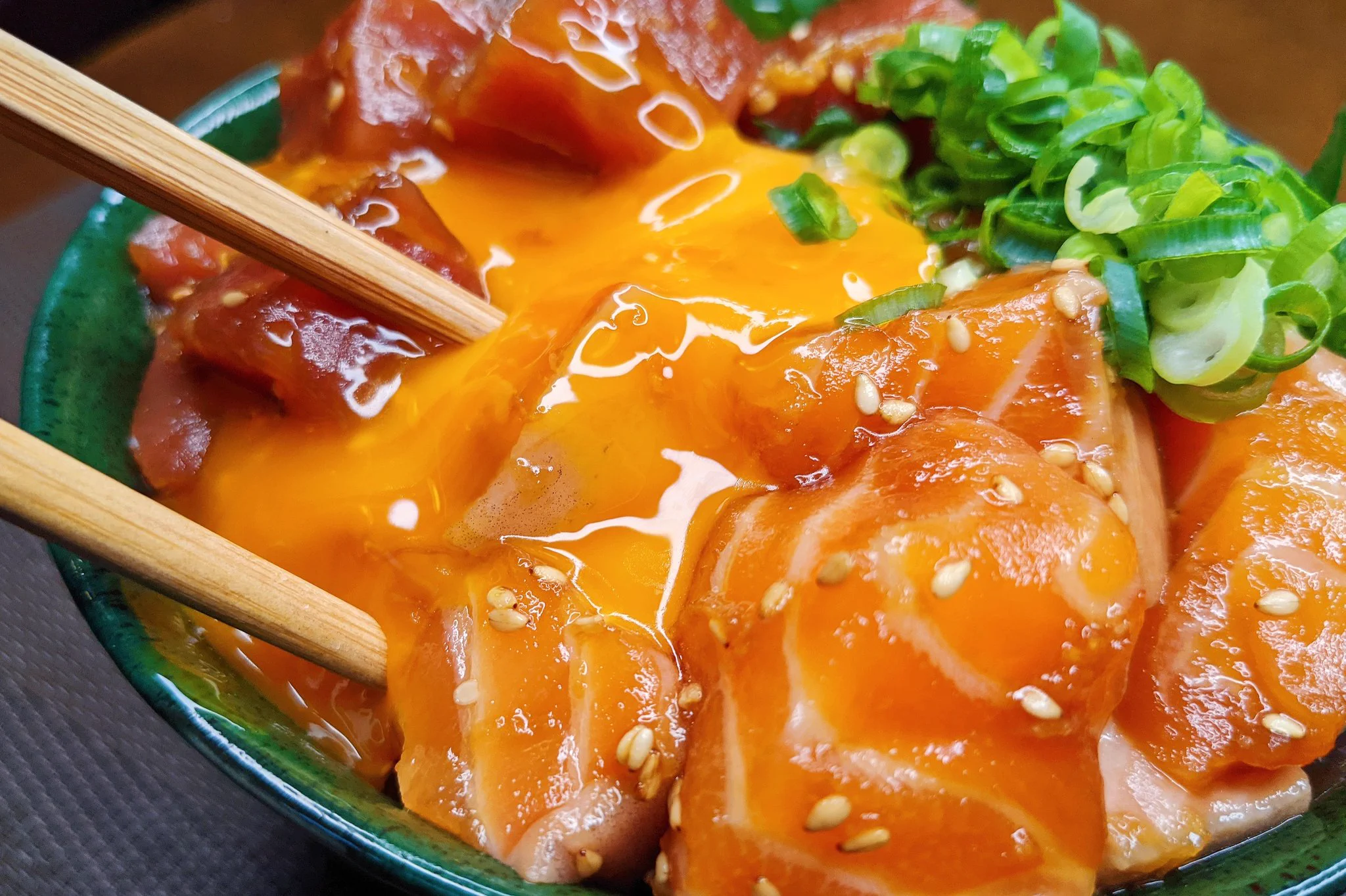 ちょっとした贅沢気分を味わいたいときに是非！サーモンとマグロの漬け丼レシピ！