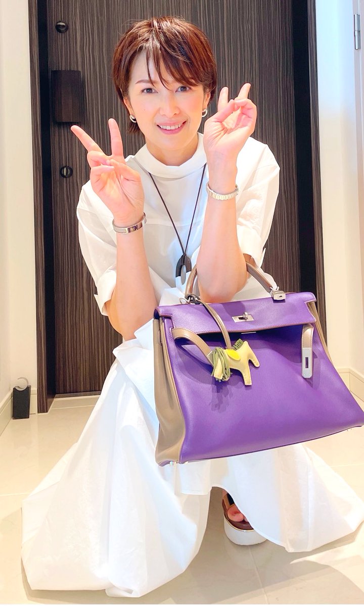 吉瀬美智子の私服 白のワンピースに紫のエルメスケリーバッグをコーデされています 黄色の馬のバッグチャームが可愛い 芸能人の私服 衣装まとめ Woomy