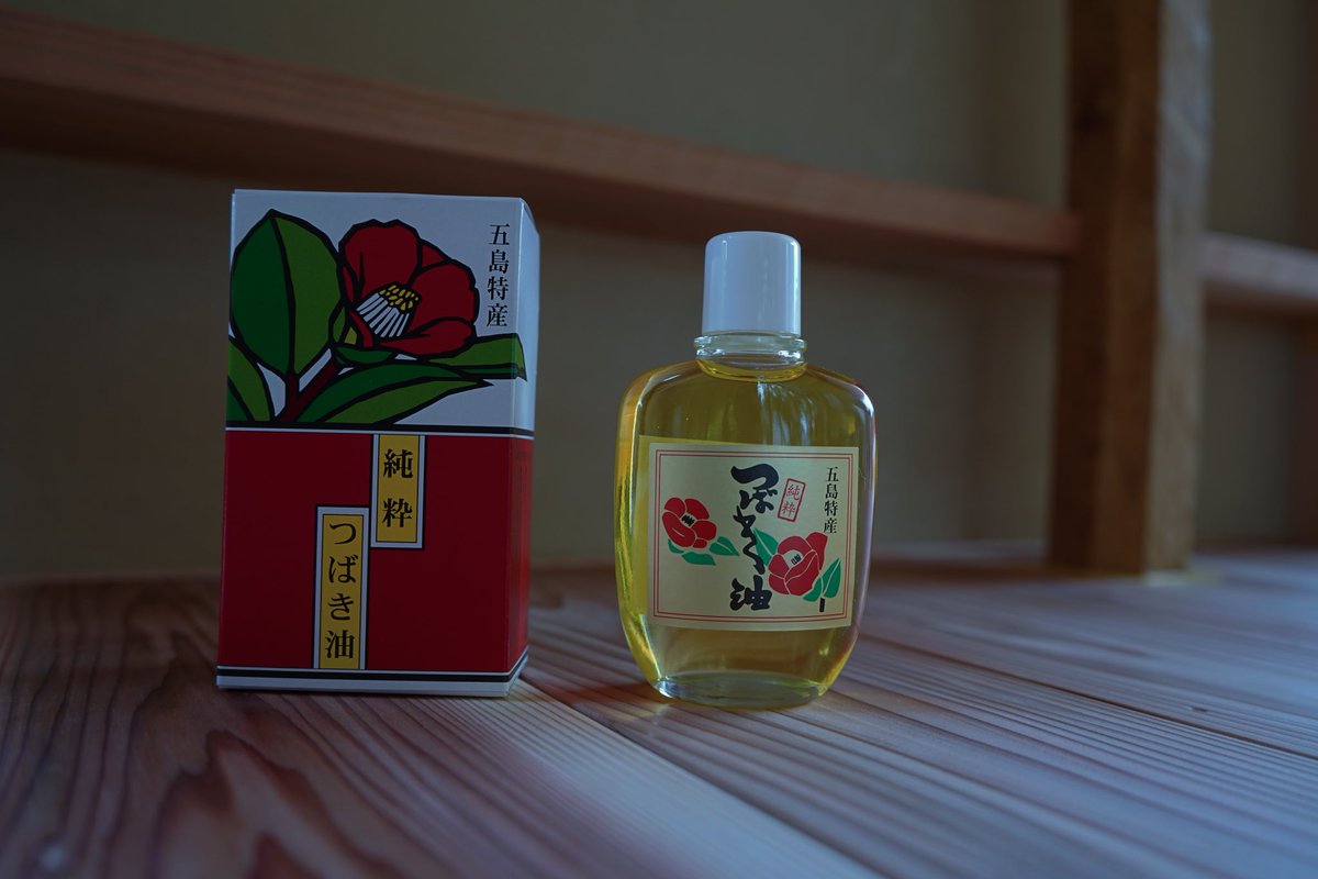udon94022620's tweet photo. Applying 椿油 (tsubaki abura, Japanese camellia oil) on (tokobashira, Japanese alcove post) and 床板 (tokoita, Japanese alcove board). Japanese camellia oil is a non-drying oil which brings out the beautiful lustre.

#kagiyamagallerybar 
#賀儀山商会
#直島
#玉野
#岡山
#椿油 https://t.co/7ZFJheC86o