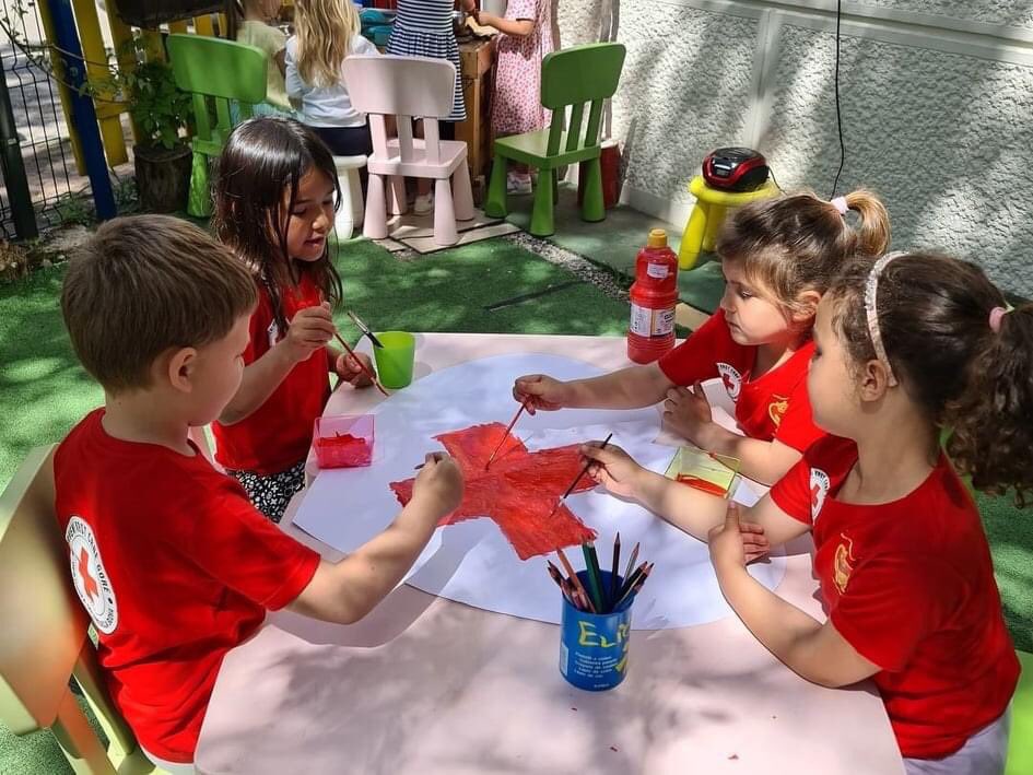 ARCfanHQ's tweet photo. Look at our next generation of volunteers! 🎨🖌
The Red Cross in Budva, Montenegro, Crveni Krst Crne Gore is organizing workshops for preschoolers to introduce them to the world of the Red Cross and Red Crescent. ❤
#RedCrossProud #RedCrossStrong #RedCrossFamily https://t.co/WvDMvjfuz7