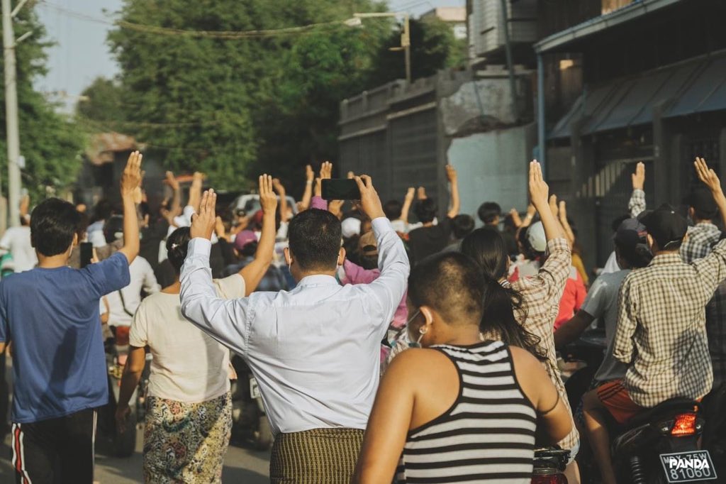 hannayuri_twt's tweet photo. Locals and Youths residing in Mandalay’s Aungmyaythazan Township took to the streets and flashed three-finger salutes to show their defiance of the military regime on Saturday. 
#May29Coup #WhatsHappeningInMyanmar https://t.co/IhPOYr0sVV
