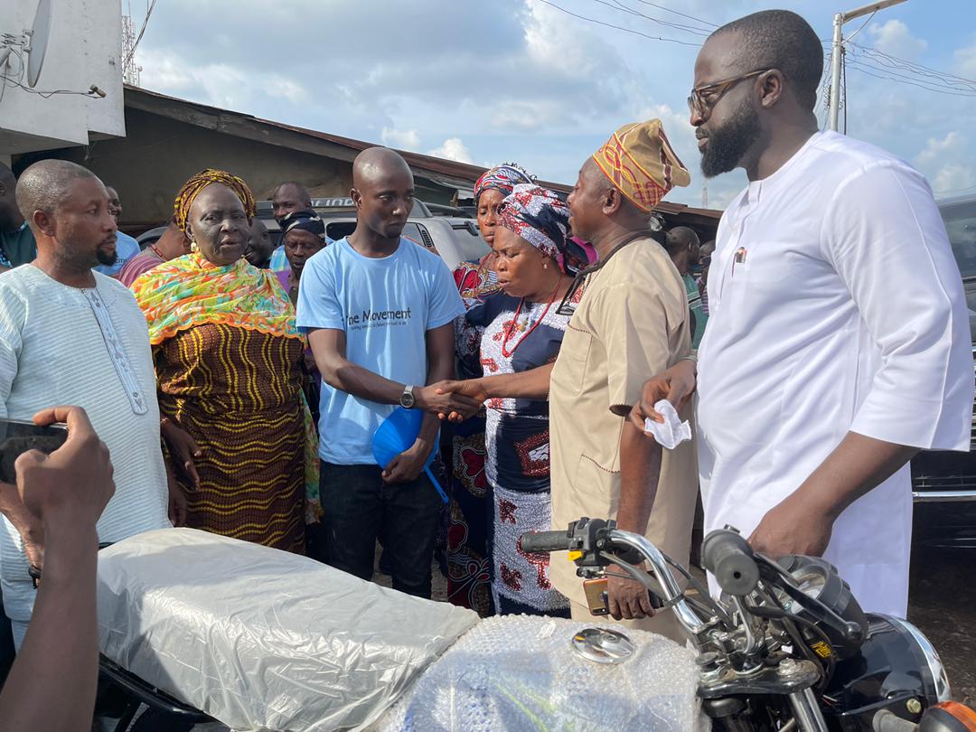 ThemovementN's tweet photo. AYOTUNDE BALLY, AN EMISSION OF HOPE IN ONDO KINGDOM

The secretariat of THE MOVEMENTNG was full of elated hearts yesterday being the 28th day of May 2021 as Ayotunde (Akinola) Bally gave out two brand new motorcycles to residents of Ondo Kingdom. 
Details
https://t.co/sq12lYbJ9B https://t.co/2nX3ZDQ8wD