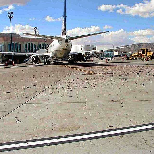 MundoForense's tweet photo. Muerte por TURBINA DE AVIÓN 💀

Una persona no quiso hacer caso a los señalamientos, esto pasó. https://t.co/0JgzhK8J27