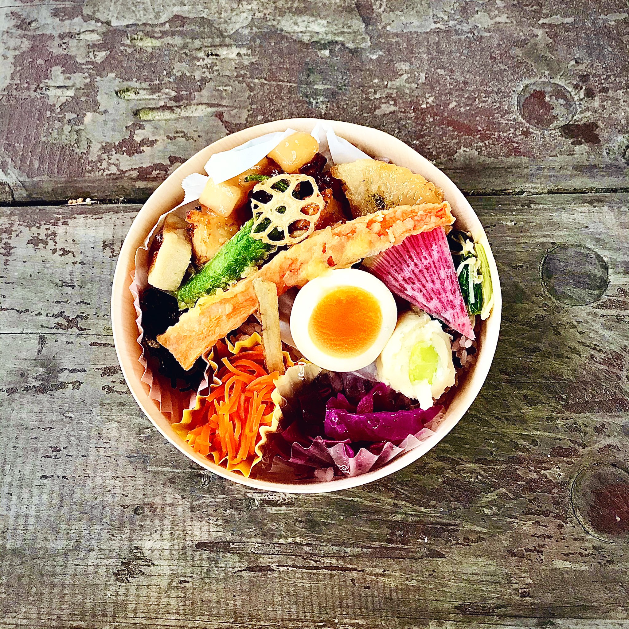 Savvy編集室 Savvy 7月号 滋賀特集 八日市 の 凪晴食堂 で個人的に予約してみたお弁当 野菜の天ぷらや酢の物など和食をベースにさまざまなお総菜がたっぷり 誌面では彩り豊かなランチコースをご紹介しています 予約してぜひ味わって見てください