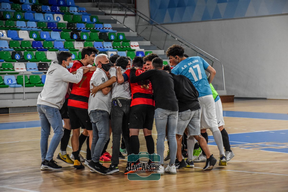 ADDuggi's tweet photo. Así se celebró el ascenso en el Quico Cabrera

Ver Galería ➡️ https://t.co/7XaXnj68Lc

#sentimientorojillo❤️ #duggichinguaro🆚 https://t.co/YmmM1LcWsH