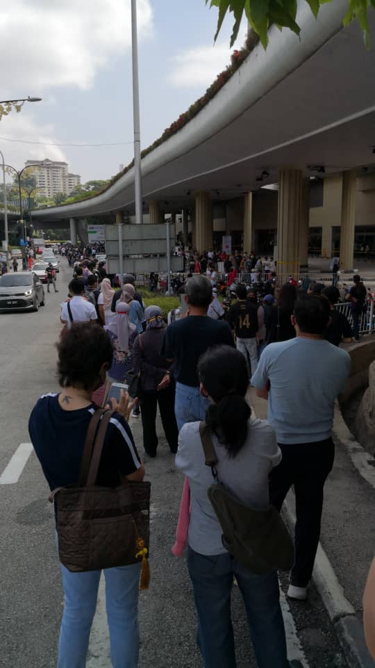 theshi's tweet image. #PWTC right now. Coming for vaccine shots is also highly risky. What&apos;s going on there? Two ambulance spotted driving out from there.