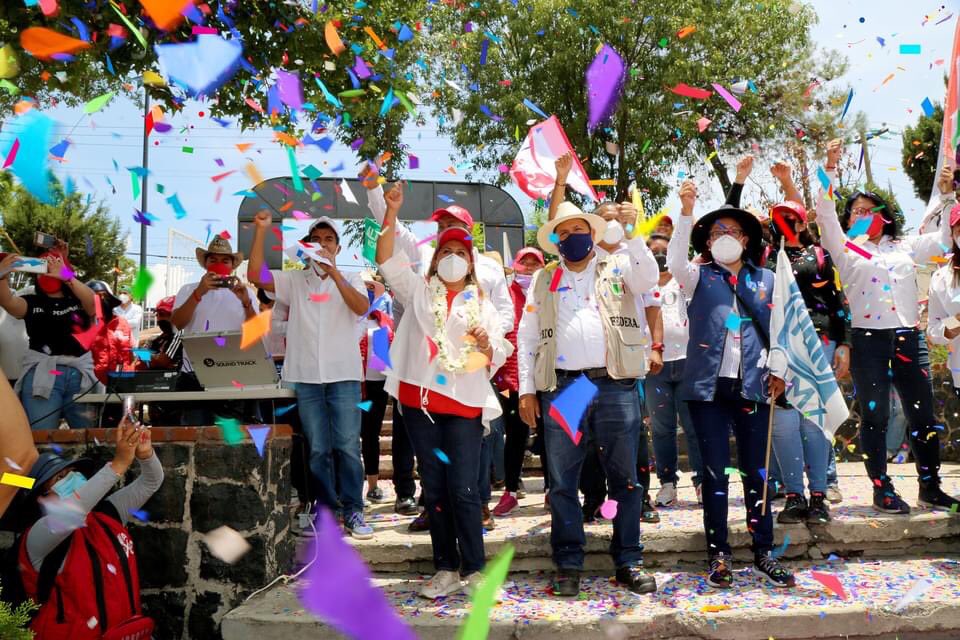 AliciaRobles_Ac's tweet photo. Hoy la gente de San Jerónimo Miácatlan y San Agustín Othenco hizo de nuestro paso una fiesta, que sin duda presagia mejores tiempos para la gente de la demarcación.
#SoyAliciaRoblesAcevedo futura #AlcaldesaDeMilpaAlta.👏
#6Junio2021🗓 #VamosAGanar
#VaPorMilpaAlta 💙❤️💛 https://t.co/1KxRNdvYq6
