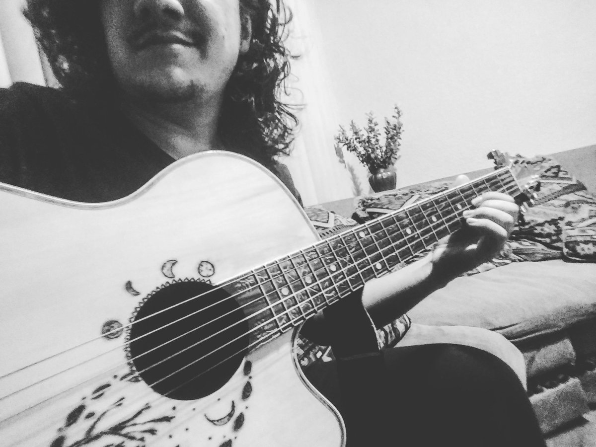 ALPOficial's tweet photo. Llega el momento feliz del día! 😎🎵 #AlexPeña #cantautor #guitarra #componiendo #musica #letra #inspiracion #nochedemusica #bohemia https://t.co/PXjmaztoRy