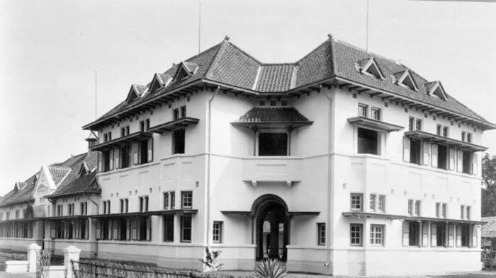 hesheus_'s tweet photo. Dari situlah beliau belajar dan mengetahui betapa berkembangnya wanita Eropa oleh karena itu beliau mendirikan sekolah gratis bagi kaum wanita di Jepara yang bernama Sekolah Kartini didirikan pada tahun 1912✨ https://t.co/wYOS4Sp42P