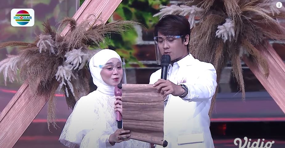 Lesti Kejora dan Rizky Billar saat mengumumkan tanggal lamaran.
