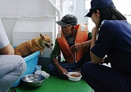 laika3Nov1957's tweet image. 2015年 #口永良部島噴火 の際「犬を置いていけない」と躊躇う飼い主に船とヘリでの犬同伴OKが出て無事避難できた姿が報道されました。

環境省 #人とペットの災害対策ガイドライン にも #同行避難 等の説明がありますが、混乱の中で動物を守る為には普段からのシミュレーションと心構えが必要ですね。