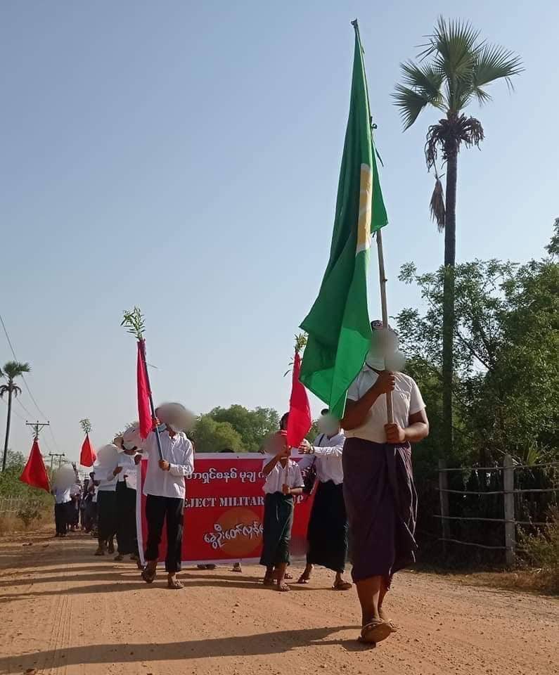 Students and teachers from Myaing, Magway protested around the village to overthrow military slavery education. #WhatsHappeningInMyanmar  #May29Coup  #GlobalArmsEmbargo