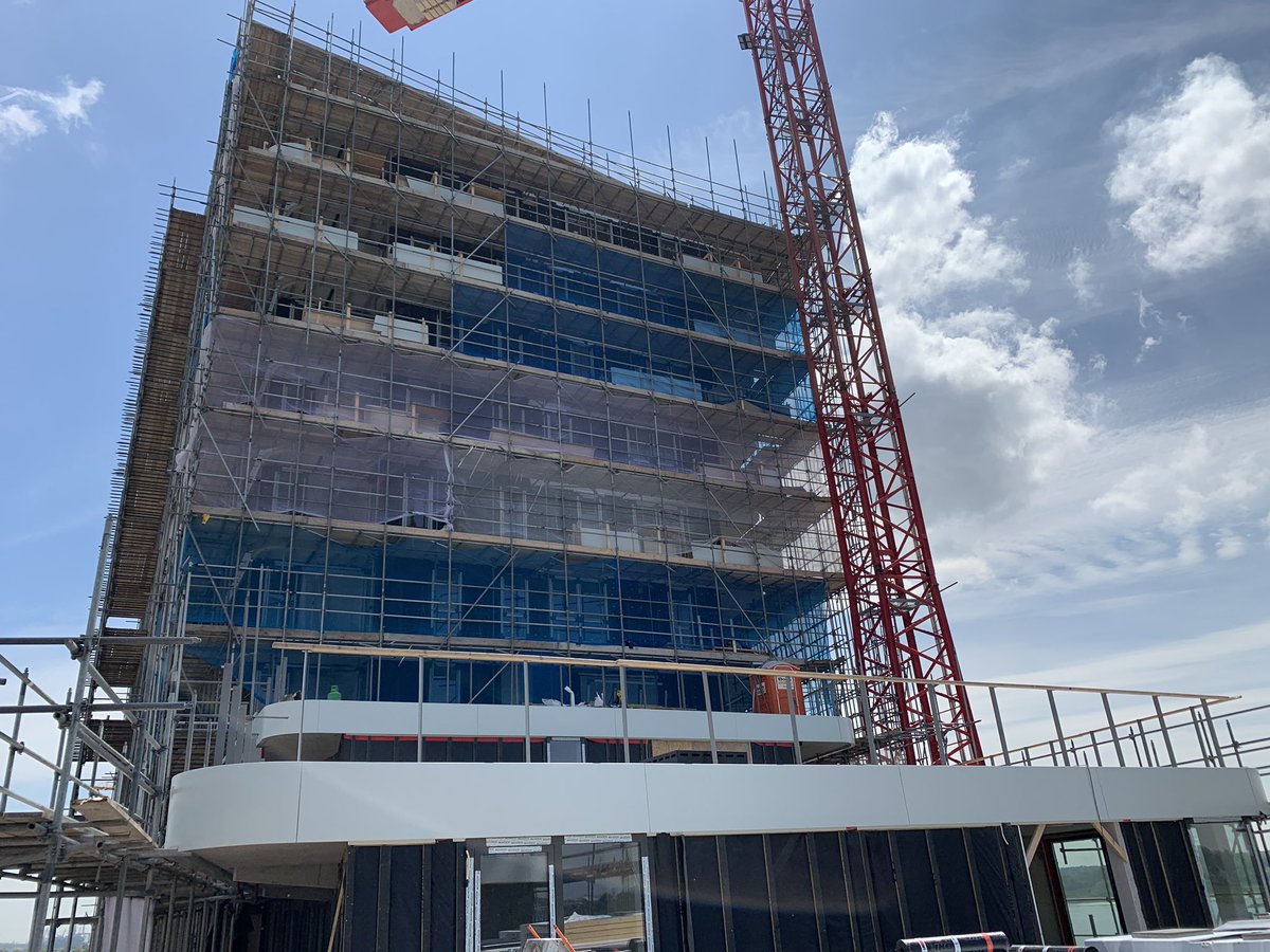 CLooij's tweet photo. Op het project Neerlandia gestart met het zakken van het steiger van de laagbouw. 
Het resultaat mag er weer zijn. Mooie gevels metselwerk #zwaan en gevelbanden #flexipol.
Gevelbeplating #P&amp;J. Gevelkozijnen #deGrootenVisser. #SIW #partners #waal #Bpd #Kitfix #Kleiva. https://t.co/nz0UE0kxZT