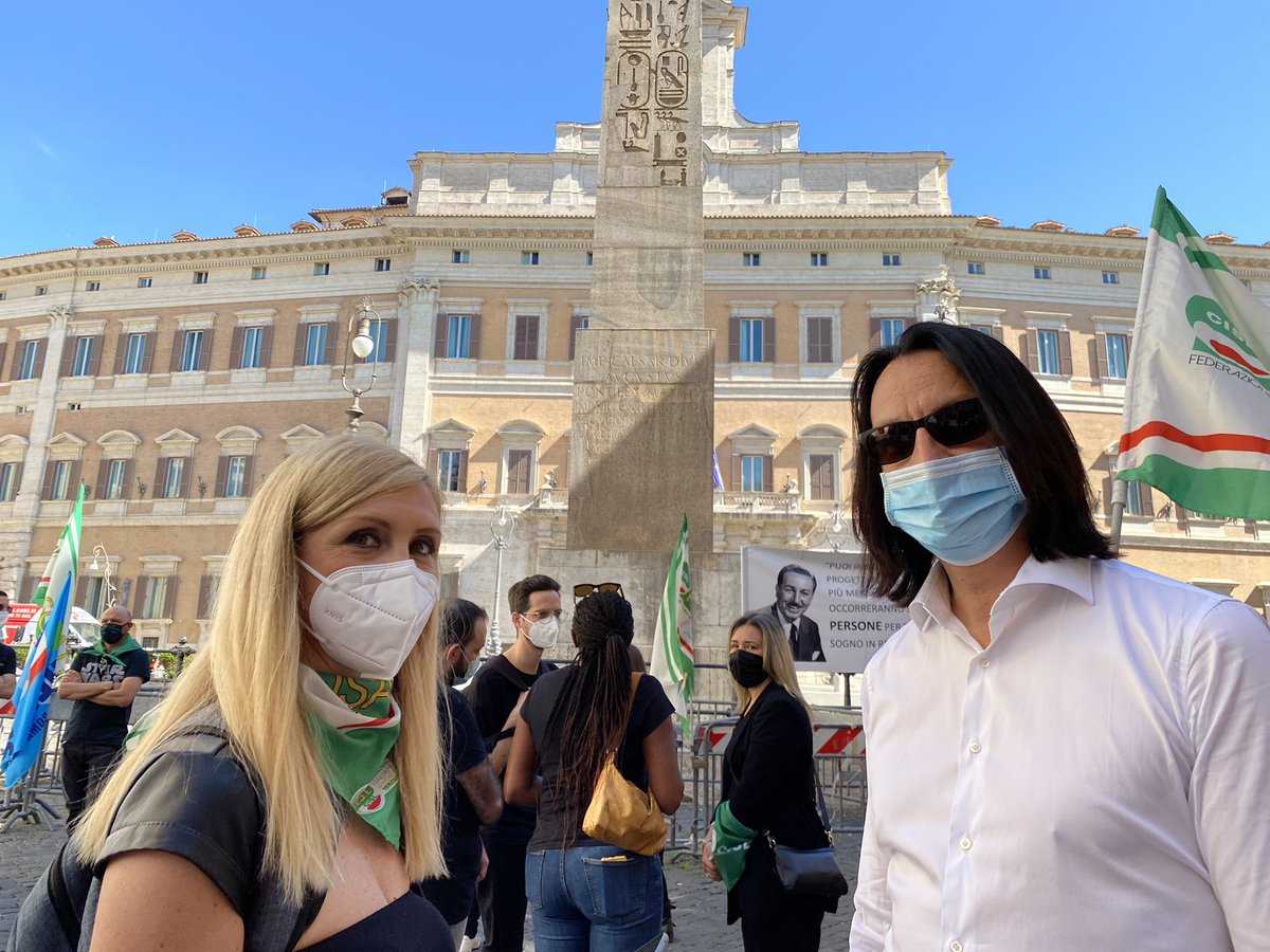 FisascatCisl75's tweet photo. @FisascatRoma2 #DisneyStore Oggi sciopero e mobilitazione a #Roma #Milano e #Napoli contro la dismissione dei negozi annunciata dal colosso americano. Lavoratrici e lavoratori non si arrendono alla chiusura, la @fisascat al loro fianco tenterà in primis la strada della ricollocazione https://t.co/pFN5DjJ74g