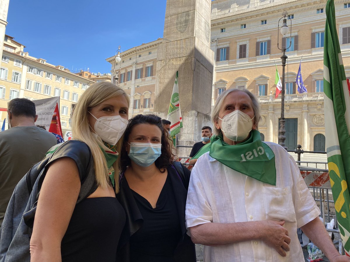 FisascatCisl75's tweet photo. @FisascatRoma2 #DisneyStore Oggi sciopero e mobilitazione a #Roma #Milano e #Napoli contro la dismissione dei negozi annunciata dal colosso americano. Lavoratrici e lavoratori non si arrendono alla chiusura, la @fisascat al loro fianco tenterà in primis la strada della ricollocazione https://t.co/pFN5DjJ74g
