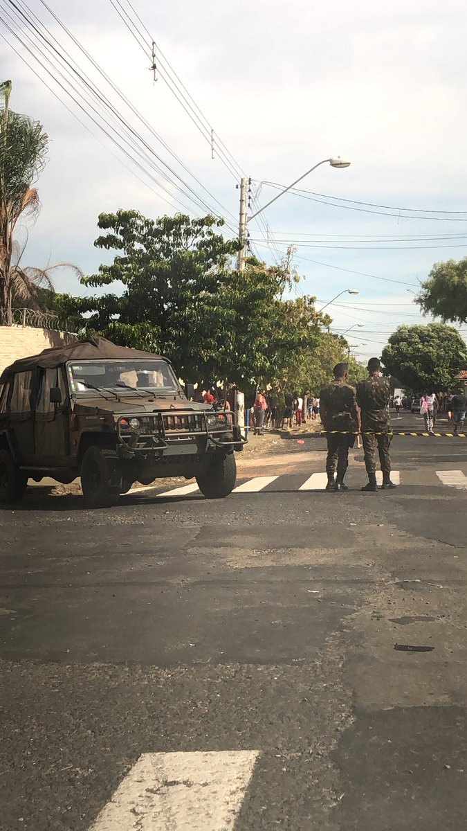 giu_marangoni's tweet photo. @jubehanduni_ Eles vieram ajudar a populacao, distribuindo cestas basicas.  Ontem estavam fazendo isso numa escola da vila Rezende. https://t.co/lGp3PPzGAJ