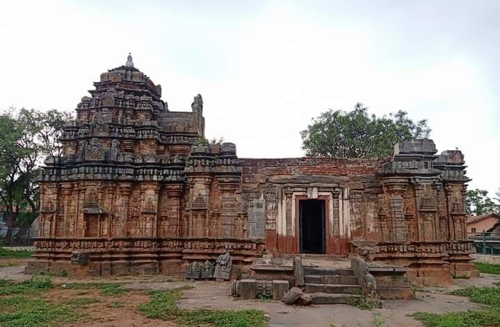 KannadaNaduu's tweet image. ಅಮರಶಿಲ್ಪಿ ಜಕಣಾಚಾರಿಯಿಂದ ಕಟ್ಟೀರಬಹುದೆಂದು ನಂಬಲಾಗಿರುವ ನಯನ ಮನೋಹರ ಕಲಾಸೌಂದರ್ಯದ ಅದ್ಭುತ ಹಾವೇರಿ ಜಿಲ್ಲೆಯ ನೀರಲಗಿ ಗ್ರಾಮದಲ್ಲಿರುವ
&quot;ಶ್ರೀ ಸಿದ್ದರಾಮೇಶ್ವರ ದೇವಾಲಯ&quot;
#ಮರೆತಮಂದಿರ
#ಕನ್ನಡ_ಕರುನಾಡು