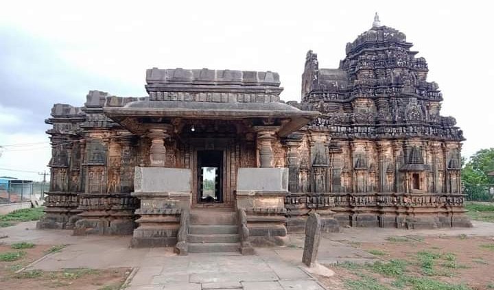 KannadaNaduu's tweet image. ಅಮರಶಿಲ್ಪಿ ಜಕಣಾಚಾರಿಯಿಂದ ಕಟ್ಟೀರಬಹುದೆಂದು ನಂಬಲಾಗಿರುವ ನಯನ ಮನೋಹರ ಕಲಾಸೌಂದರ್ಯದ ಅದ್ಭುತ ಹಾವೇರಿ ಜಿಲ್ಲೆಯ ನೀರಲಗಿ ಗ್ರಾಮದಲ್ಲಿರುವ
&quot;ಶ್ರೀ ಸಿದ್ದರಾಮೇಶ್ವರ ದೇವಾಲಯ&quot;
#ಮರೆತಮಂದಿರ
#ಕನ್ನಡ_ಕರುನಾಡು