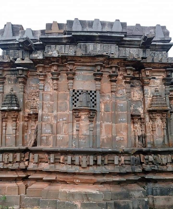 KannadaNaduu's tweet image. ಅಮರಶಿಲ್ಪಿ ಜಕಣಾಚಾರಿಯಿಂದ ಕಟ್ಟೀರಬಹುದೆಂದು ನಂಬಲಾಗಿರುವ ನಯನ ಮನೋಹರ ಕಲಾಸೌಂದರ್ಯದ ಅದ್ಭುತ ಹಾವೇರಿ ಜಿಲ್ಲೆಯ ನೀರಲಗಿ ಗ್ರಾಮದಲ್ಲಿರುವ
&quot;ಶ್ರೀ ಸಿದ್ದರಾಮೇಶ್ವರ ದೇವಾಲಯ&quot;
#ಮರೆತಮಂದಿರ
#ಕನ್ನಡ_ಕರುನಾಡು