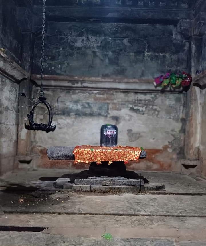 KannadaNaduu's tweet image. ಅಮರಶಿಲ್ಪಿ ಜಕಣಾಚಾರಿಯಿಂದ ಕಟ್ಟೀರಬಹುದೆಂದು ನಂಬಲಾಗಿರುವ ನಯನ ಮನೋಹರ ಕಲಾಸೌಂದರ್ಯದ ಅದ್ಭುತ ಹಾವೇರಿ ಜಿಲ್ಲೆಯ ನೀರಲಗಿ ಗ್ರಾಮದಲ್ಲಿರುವ
&quot;ಶ್ರೀ ಸಿದ್ದರಾಮೇಶ್ವರ ದೇವಾಲಯ&quot;
#ಮರೆತಮಂದಿರ
#ಕನ್ನಡ_ಕರುನಾಡು