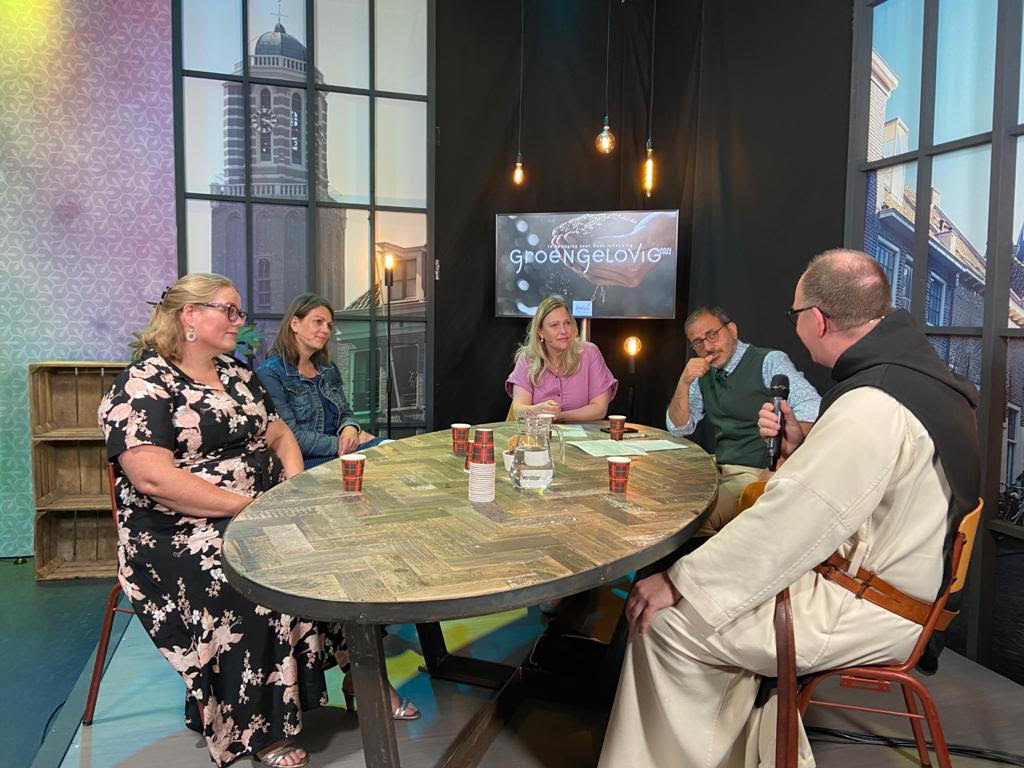 'Beoordeel wat echt van waarde is voor jezelf. Begin praktisch. Kijk in de keukenla wat je gebruikt en nodig hebt.' 

Gera van den Berg pleit voor ontspullen tijdens #GroenGelovig in gesprek met Abt Bernardus Peeters, Diana van Veelen, @KefahAllush en @Marietavandriel.