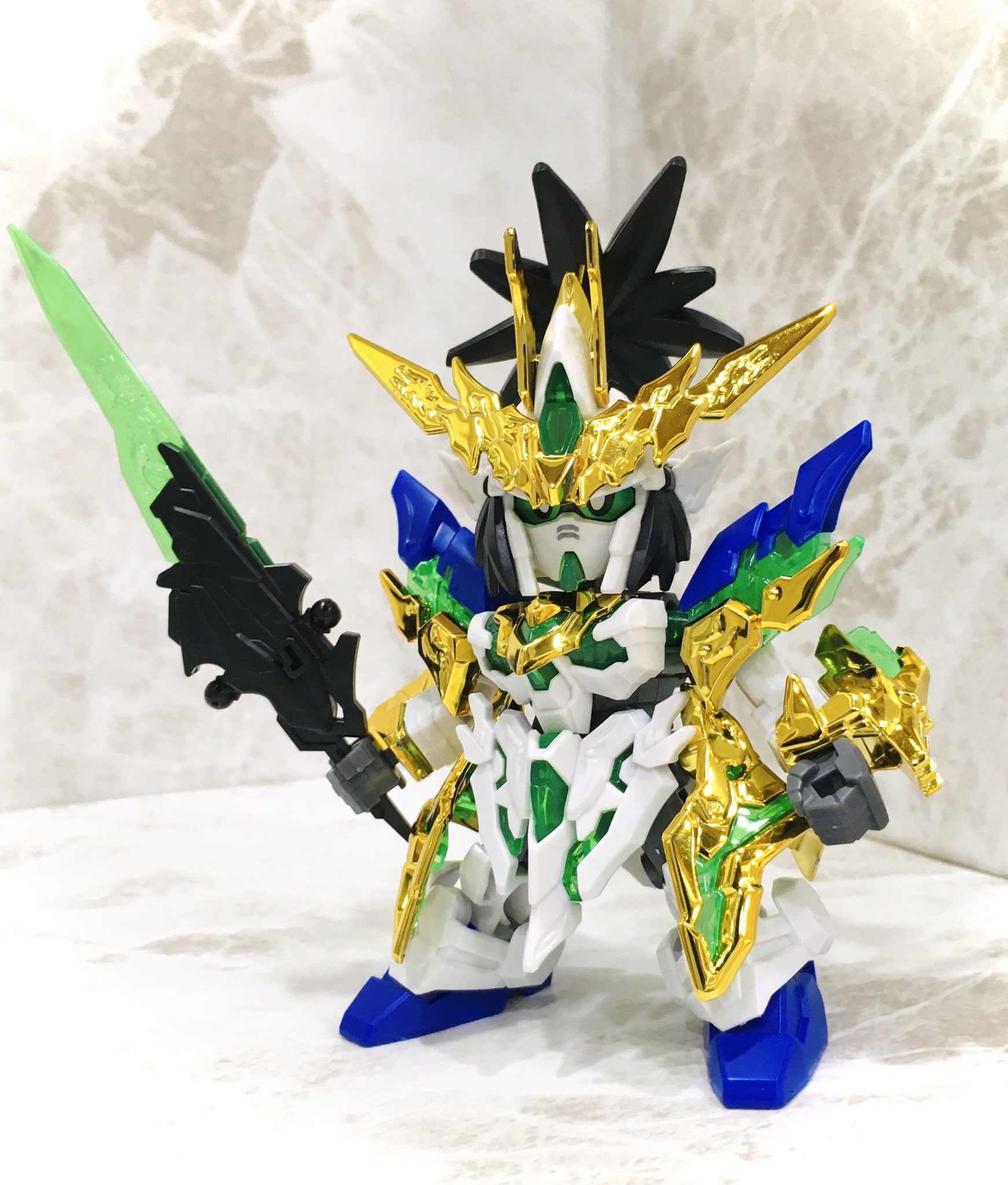 ネコキック サクッと完成 元機体であるユニコーンガンダムのサイコフレームのように クリアピンクのパーツがクリアグリーンに変更 スペシャルコーティング仕様の金メッキ 肩とつま先が青いので F90やage Fxを彷彿させますね 色が引き締まって