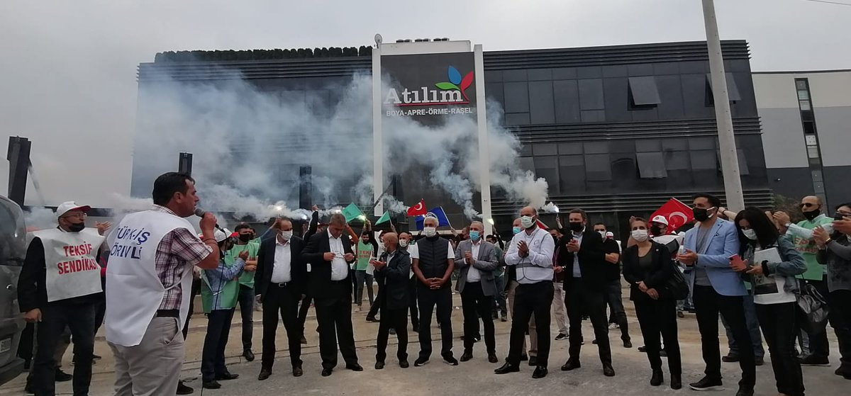 Türk-İş'e bağlı sendikalar, direnişteki Atılım Tekstil işçilerini ziyaret etti. Atılım'da işten çıkarmaları ve yasadışı uygulamaları dün meşale yakarak protesto ettik. #atılımtekstil #türkiş
