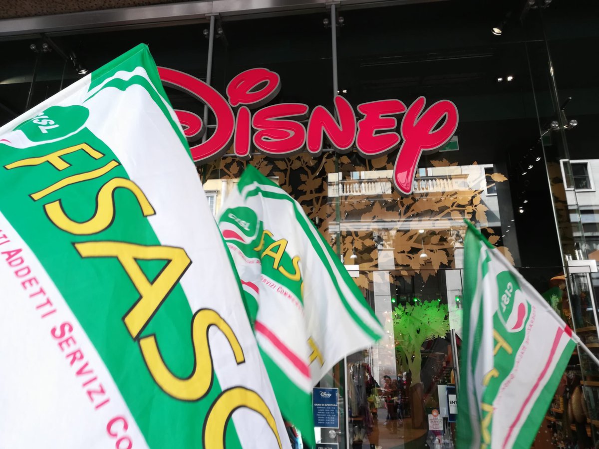 FisascatCisl75's tweet photo. @FisascatRoma2 @CislNazionale @CislRomaRieti @Cisl_Lazio @CarloCostanti11 @FalcucciGiulia @darcam60 @davide_guarini @VincenzoDellOr2 @FistCisl #DisneyStore Le immagini dalla mobilitazione organizzata a #Milano. Lo sciopero ha interessato anche i negozi di #Bergamo #Varese #Brescia. Sono circa 80 i lavoratori coinvolti dalla dismissione in #Lombardia https://t.co/QPaklWaZco