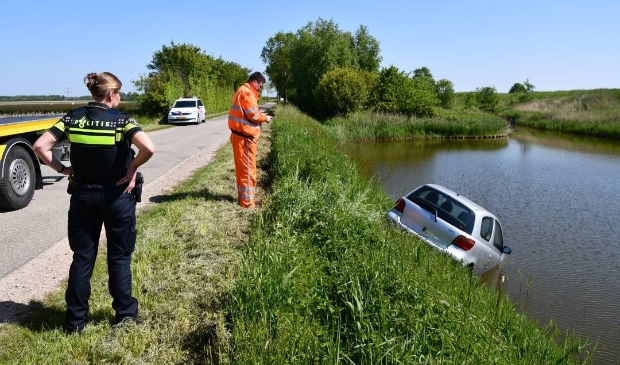 Auto net niet te water bij eenzijdig ongeval op de Waanweg, bestuurder wel gewond - ..