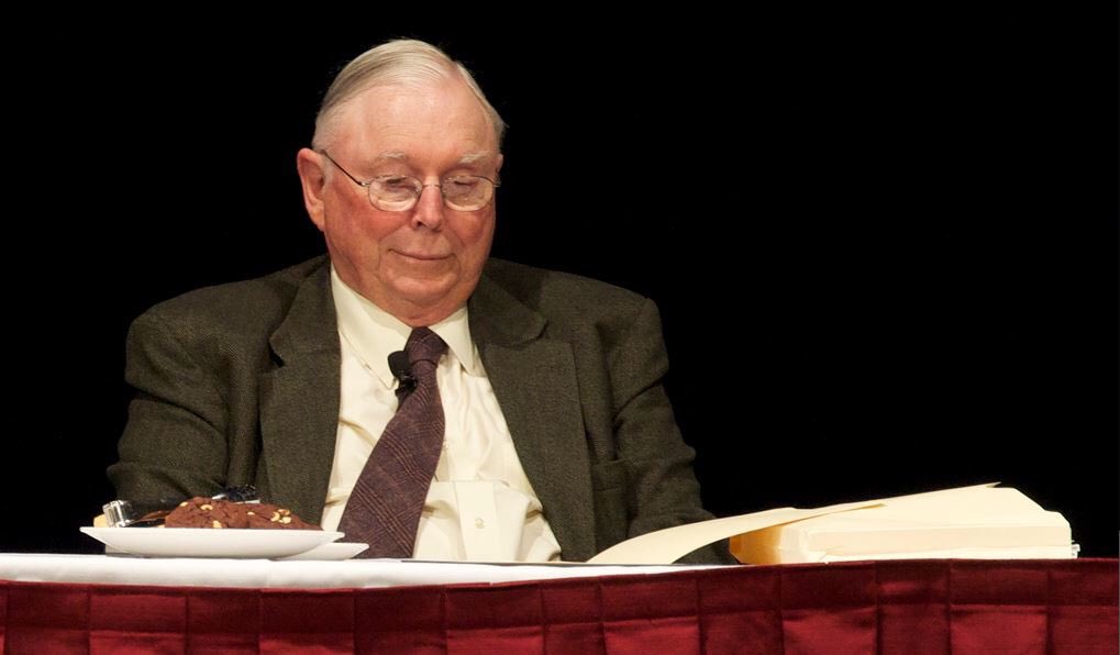 Charlie Munger sobre la situación del mercado actual:

“Esto es increíble. Nunca ha ocurrido algo como esto. Estamos en un territorio desconocido. Nadie había imprimido tanto dinero por un periodo de tiempo tan largo sin que hubiera habido problemas. Estamos jugando con fuego”