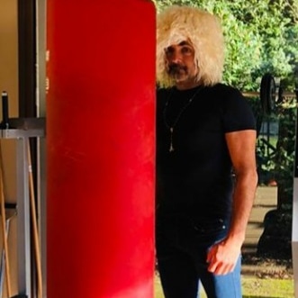 annatrieste's tweet photo. Benvenuto a Napoli #spalletti
La parrucca va bene ma no quella di Enzo Paolo Turchi, ti devi mettere quella coi riccioli neri di Maradona e poi stamm a post 👌
#SSCNapoli #SpallettiIn https://t.co/HoWZOKMV1w