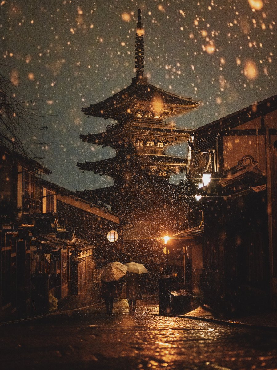 cram_box's tweet photo. 街灯が雪を黄金にした京都の夜。 https://t.co/C8sx1RUqwf