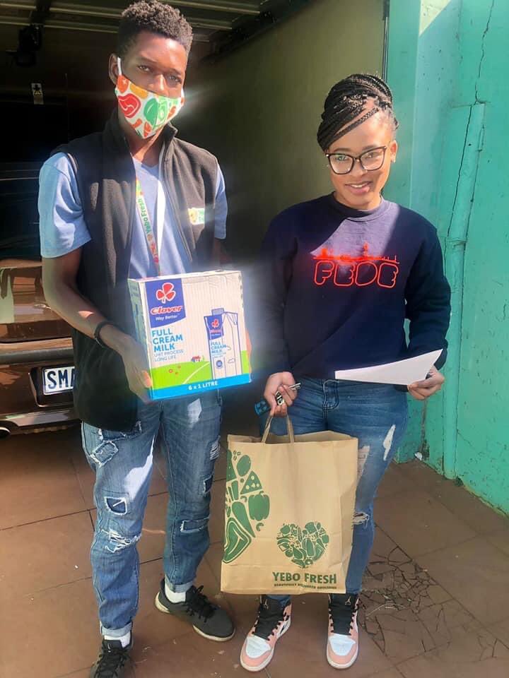 Beautiful people receiving beautifully delivered groceries at their front door from our incredible Yebo Fresh team always brings a smile to our face 🙌🏽 
Here’s to a power weekend💪🏽 Nomsa Yende Edward DjEdcat Senye
#doortodoor #delivery #townshipshopping #yebofresh