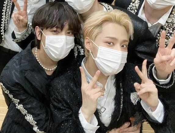 1_urong_1's tweet photo. 연하를 끌어안기 위해서는 손 제스쳐를 포기할 수 있는 연상
연상 품에 편하게 안겨서 야무지게 손 제스쳐 하는 연하
그리고 그들의 사랑을 응원하는 나... https://t.co/r88OzVVeA8